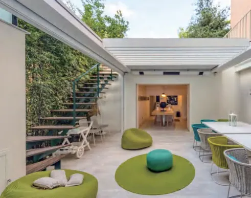 Pergola po meri, umeščena v notranje dvorišče