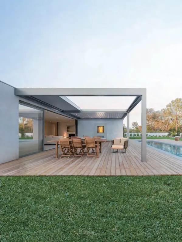Bela bioklimatska pergola ob bazenu