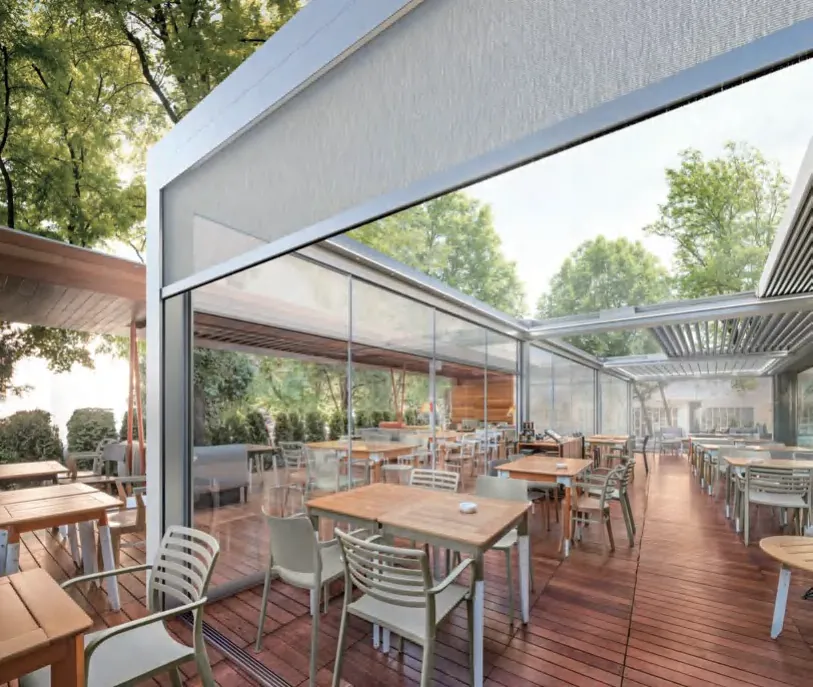 Pokrita restavracijska terasa z bioklimatsko pergolo