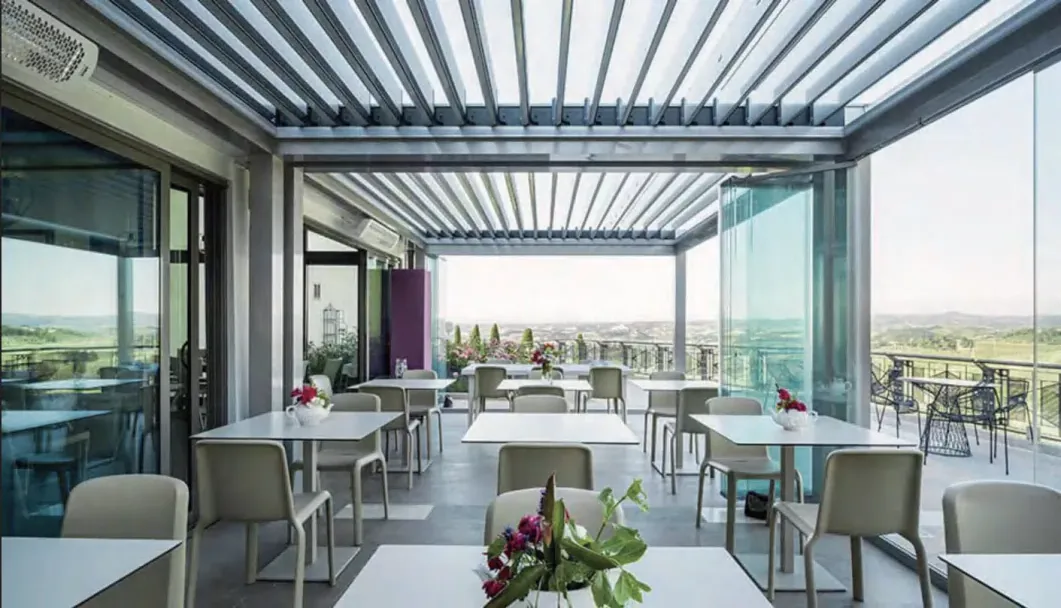 Pergola nad gostinsko teraso na strehi stavbe