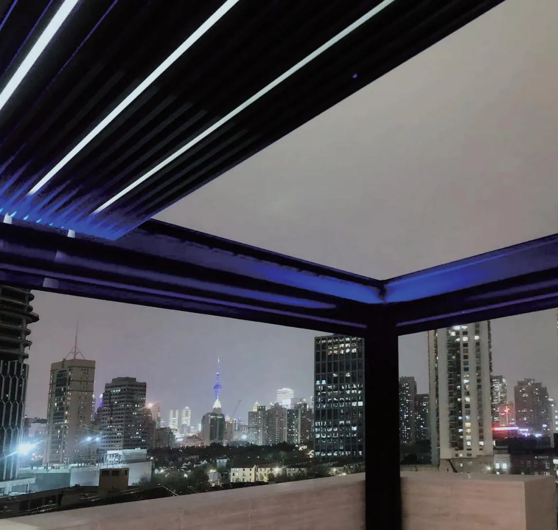 Pergola z LED osvetlitvijo na strešni terasi z razgledom na mesto