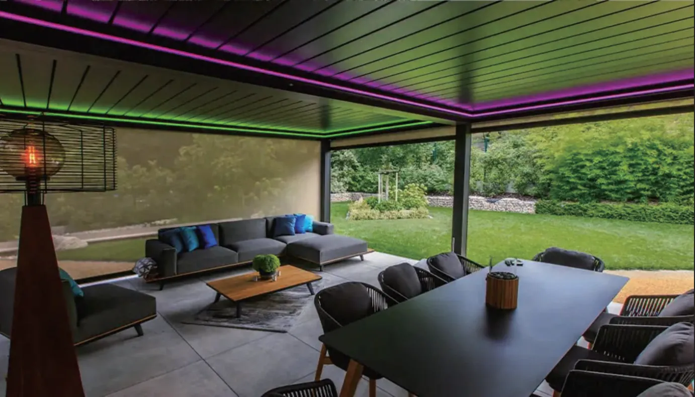 Nočni ambient pod pergolo z vgrajeno RGB LED osvetlitvijo v nosilcih