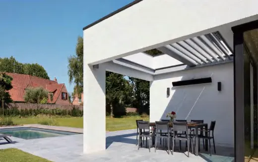 Samostoječa pergola na štirih stebrih na vrtu