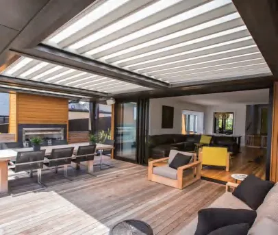 Pergola, pritrjena na steno hiše nad teraso