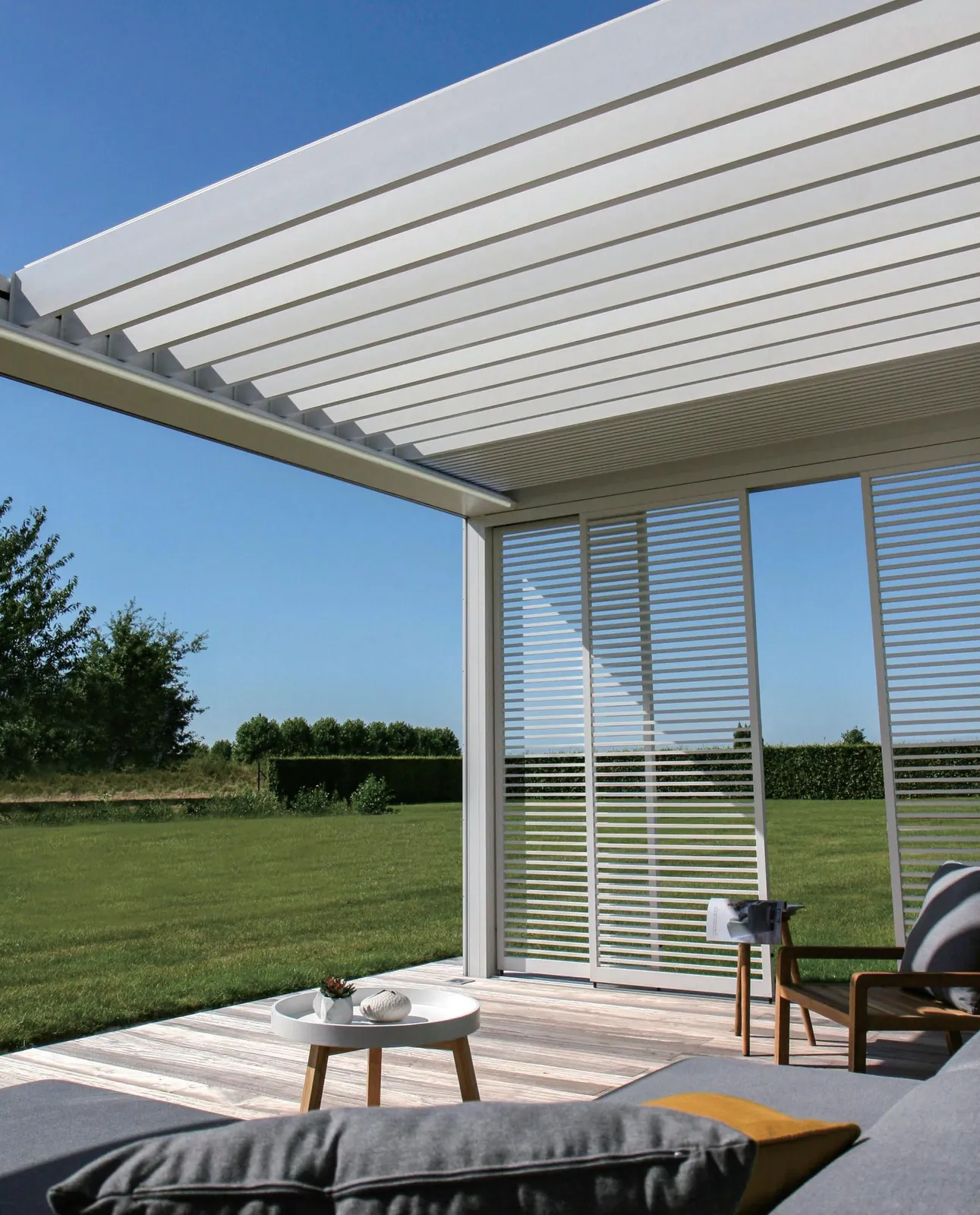Bioklimatska pergola z integriranim odvodom vode skozi nosilne stebre