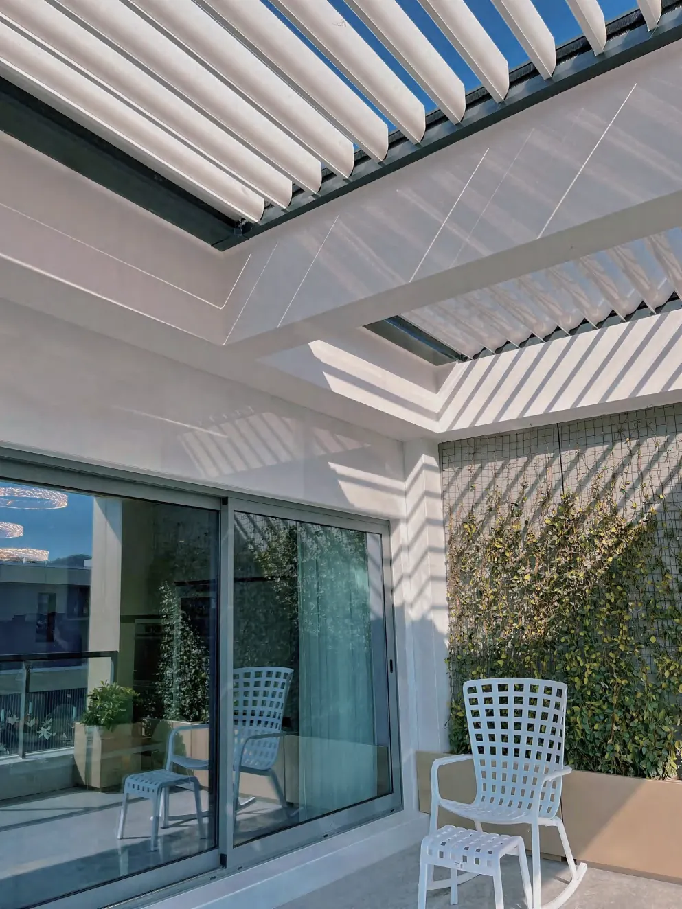 Pergola na terasi sodobne stanovanjske hiše