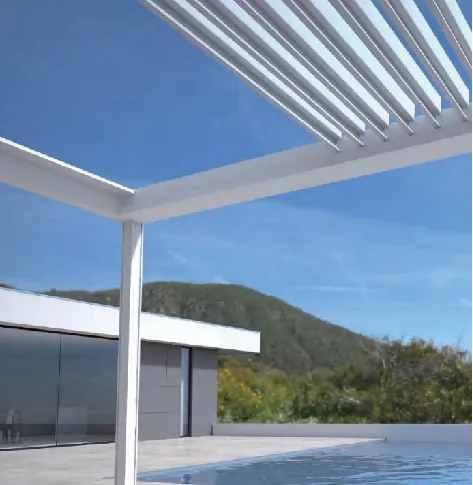 Pergola z odprtimi lamelami, ki prepuščajo svetlobo in zrak
