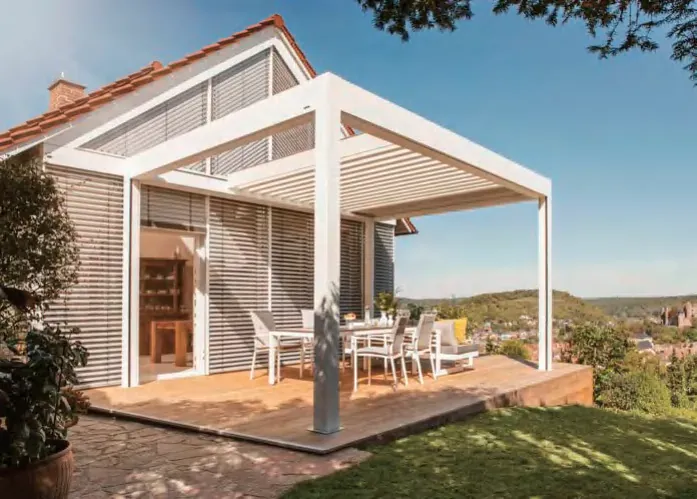 Pergola z zaprtimi lamelami kot neprepustna streha nad teraso