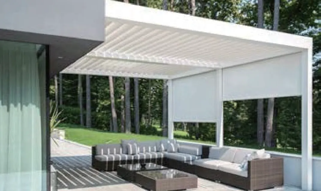 Pergola s steklenimi drsnimi stenami ob terasi