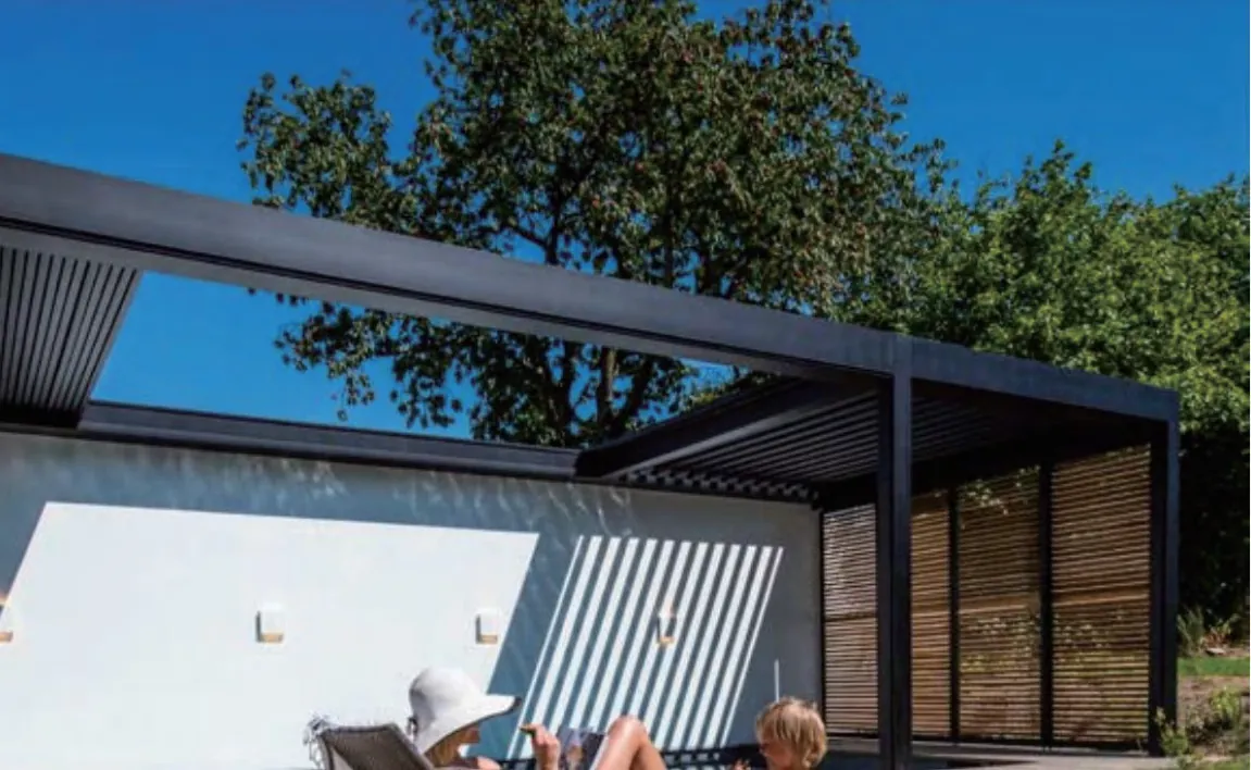 Pergola z lamelami, zloženimi na eno stran